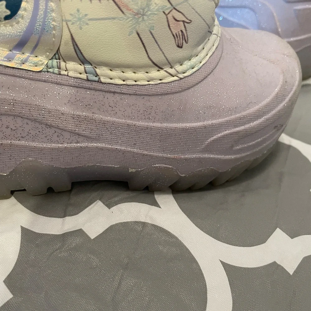 Frozen Themed Light Up Snow Boots Size Girls 9. Elsa, Anna, Disney